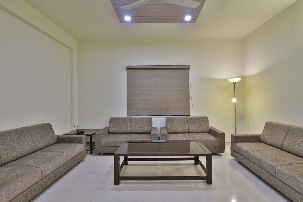 Capital O 47284 Atithi Resort Bharuch Ngoại thất bức ảnh